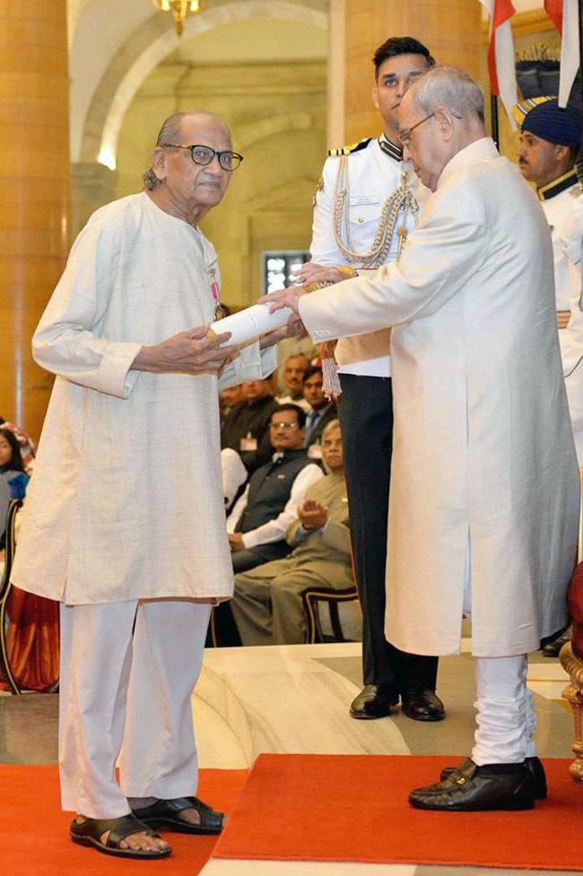 राष्ट्रपति ने प्रियंका-रजनीकांत समेत कई हस्तियों को दिए पद्म पुरस्कार