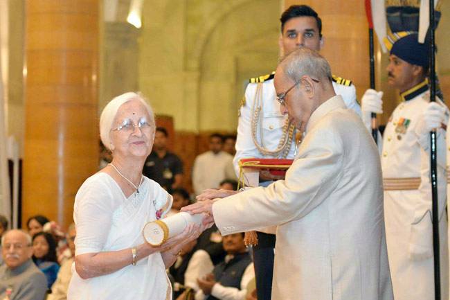 राष्ट्रपति ने प्रियंका-रजनीकांत समेत कई हस्तियों को दिए पद्म पुरस्कार