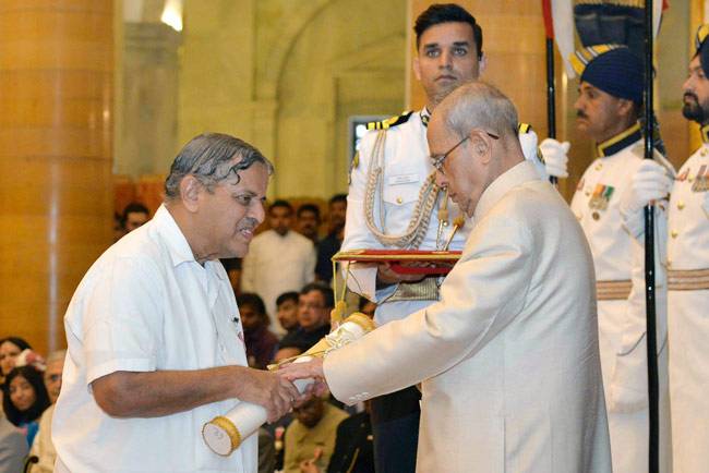 राष्ट्रपति ने प्रियंका-रजनीकांत समेत कई हस्तियों को दिए पद्म पुरस्कार