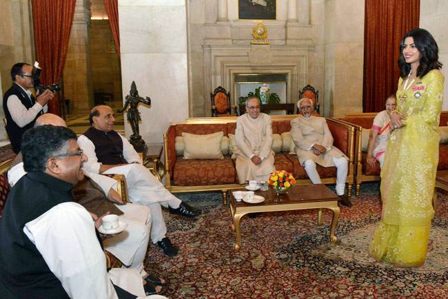 राष्ट्रपति ने प्रियंका-रजनीकांत समेत कई हस्तियों को दिए पद्म पुरस्कार