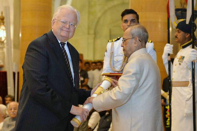 राष्ट्रपति ने प्रियंका-रजनीकांत समेत कई हस्तियों को दिए पद्म पुरस्कार