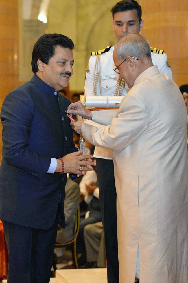 राष्ट्रपति ने प्रियंका-रजनीकांत समेत कई हस्तियों को दिए पद्म पुरस्कार