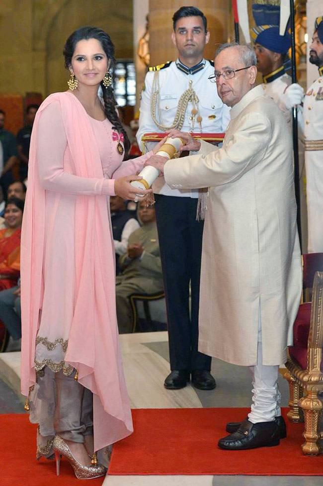 राष्ट्रपति ने प्रियंका-रजनीकांत समेत कई हस्तियों को दिए पद्म पुरस्कार