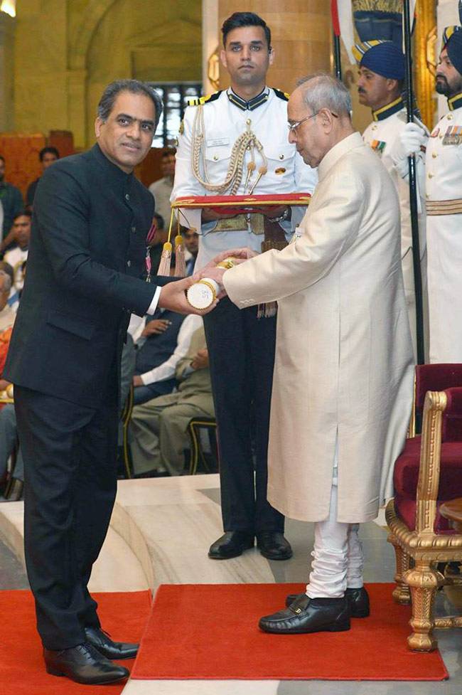 राष्ट्रपति ने प्रियंका-रजनीकांत समेत कई हस्तियों को दिए पद्म पुरस्कार