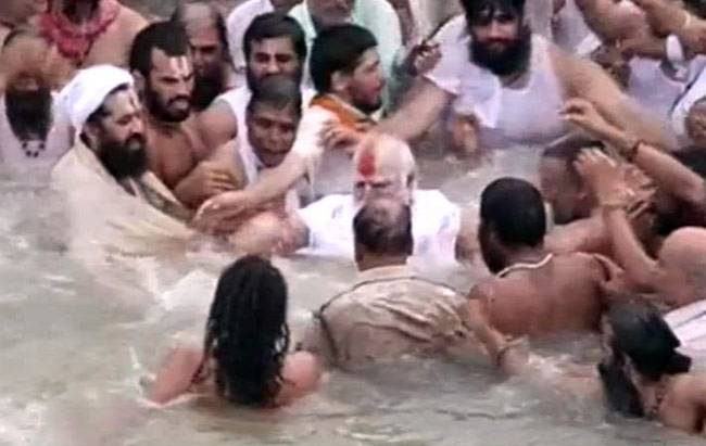 शाही स्नान के साथ शुरू हुआ सिंहस्थ कुंभ, लाखों श्रद्धालुओं ने लगाई डुबकी