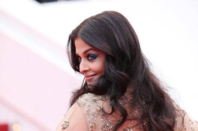 कान फेस्टिवल में ऐश्वर्या का छाया सुनहरा जादू