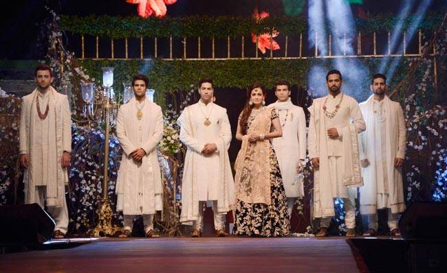 दिया मिर्जा ने रैंप पर बिखेरा अपना जलवा