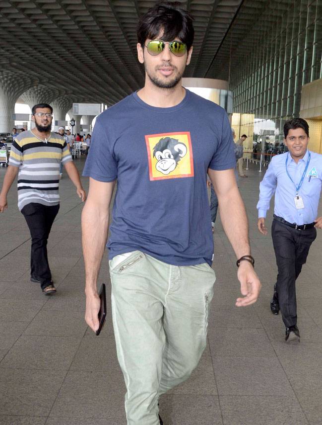 रेस्टोरेंट के बाहर दिखे शाहरुख, अक्षय ने किया 'हाउसफुल 3' का प्रमोशन