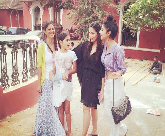 'नागिन' फेम मौनी रॉय गोवा में कर रही हैं मौज मस्ती