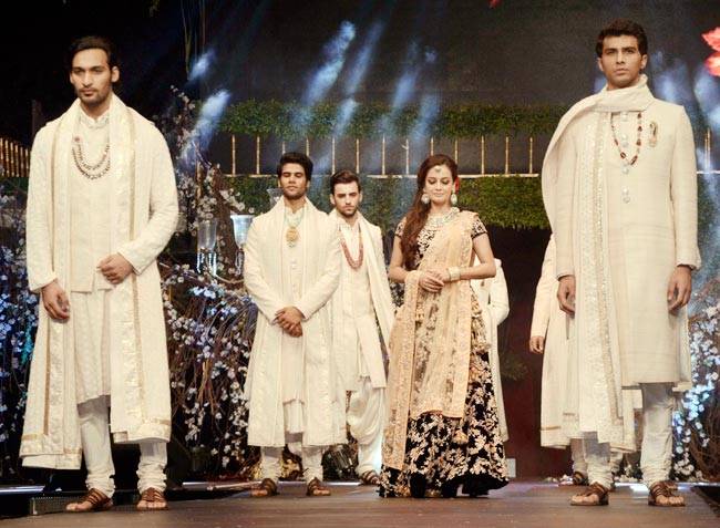 दिया मिर्जा ने रैंप पर बिखेरा अपना जलवा