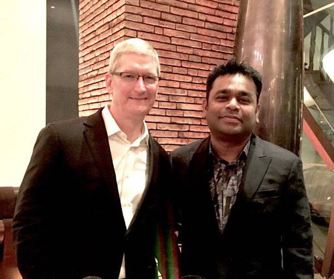 शाहरुख के घर Apple के CEO टिम कुक से मिलने पहुंचा बॉलीवुड
