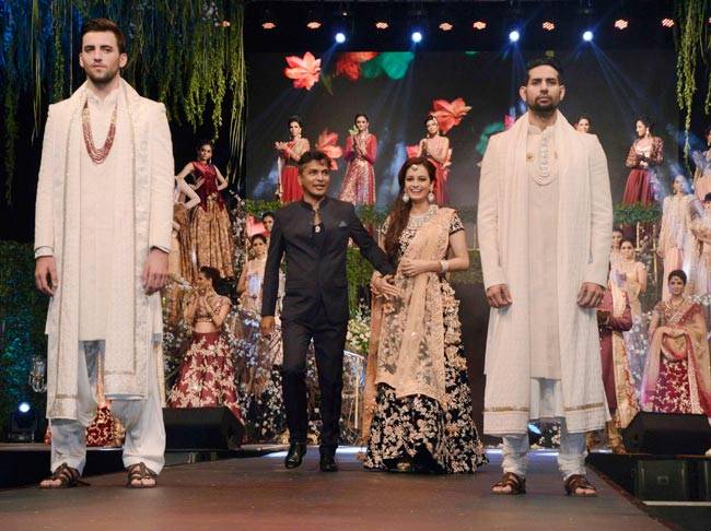 दिया मिर्जा ने रैंप पर बिखेरा अपना जलवा