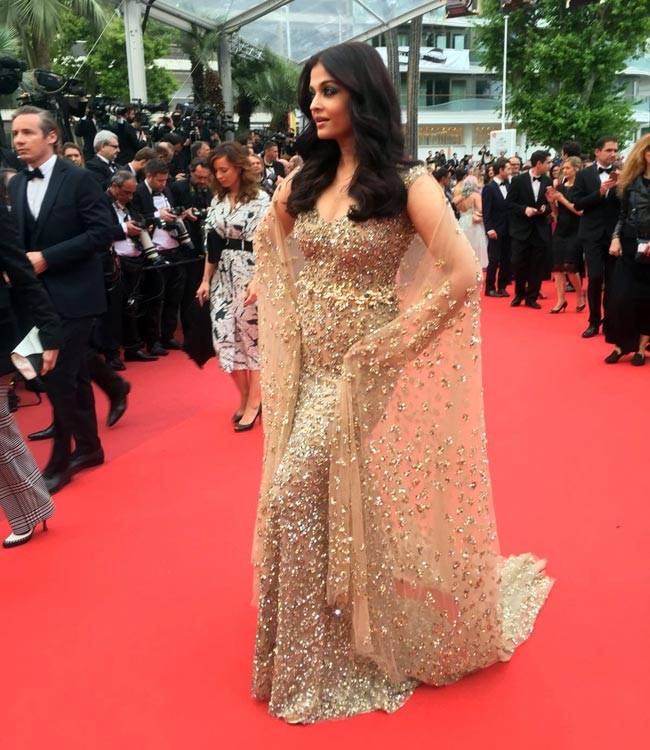 कान फेस्टिवल में ऐश्वर्या का छाया सुनहरा जादू