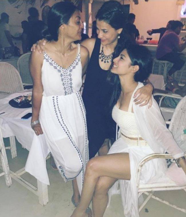 'नागिन' फेम मौनी रॉय गोवा में कर रही हैं मौज मस्ती