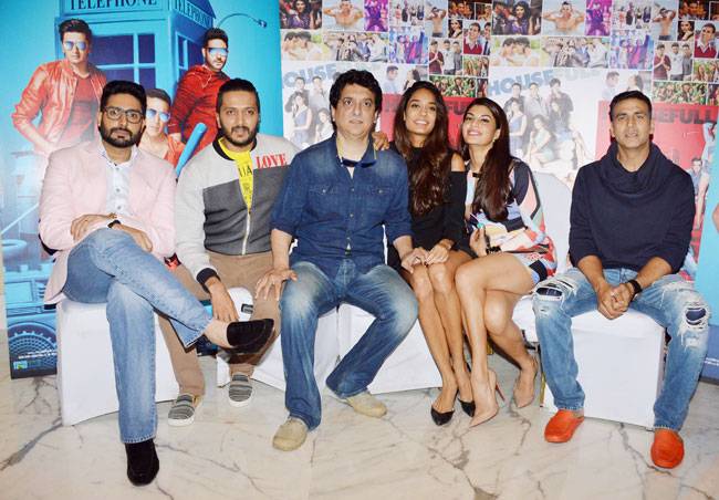 रेस्टोरेंट के बाहर दिखे शाहरुख, अक्षय ने किया 'हाउसफुल 3' का प्रमोशन