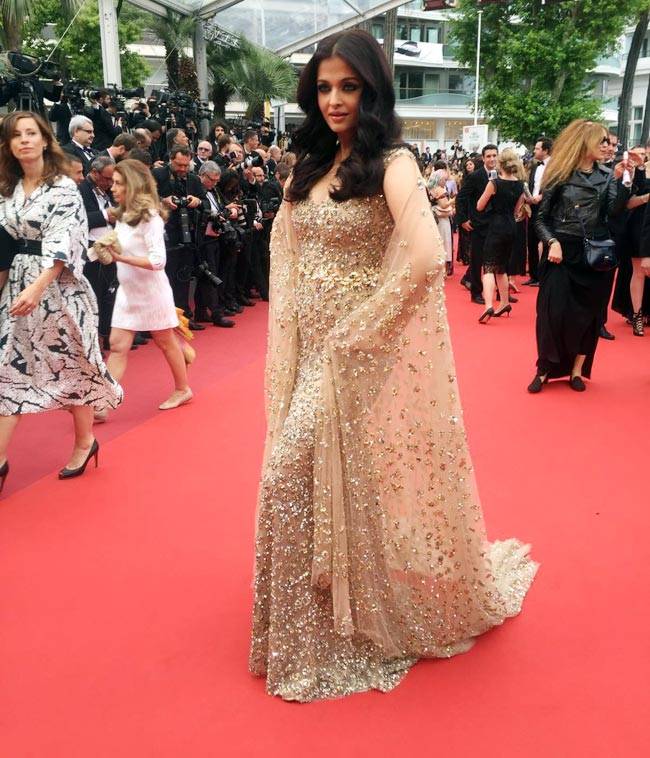 कान फेस्टिवल में ऐश्वर्या का छाया सुनहरा जादू