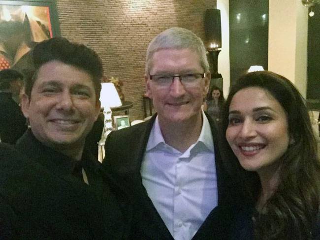 शाहरुख के घर Apple के CEO टिम कुक से मिलने पहुंचा बॉलीवुड