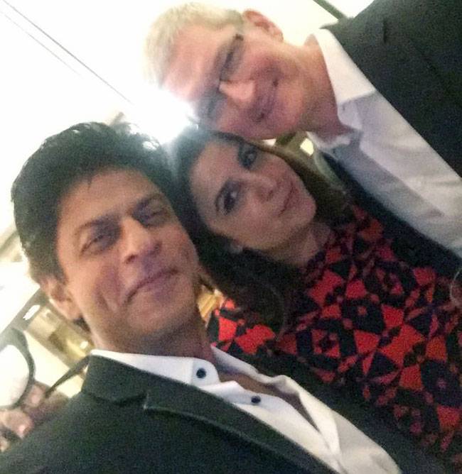 शाहरुख के घर Apple के CEO टिम कुक से मिलने पहुंचा बॉलीवुड
