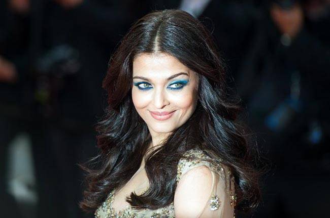 कान फेस्टिवल में ऐश्वर्या का छाया सुनहरा जादू