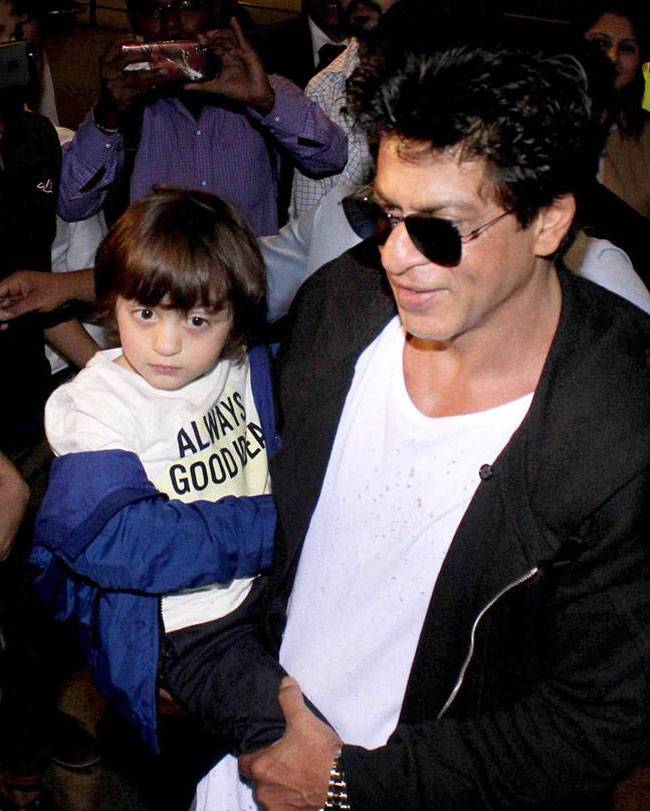 क्यूट अबराम और बेटी सुहाना संग मुंबई लौटे शाहरुख, देखें तस्वीरें...