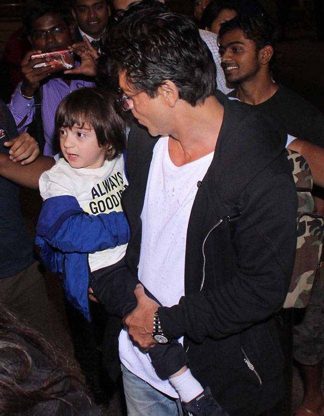 क्यूट अबराम और बेटी सुहाना संग मुंबई लौटे शाहरुख, देखें तस्वीरें...