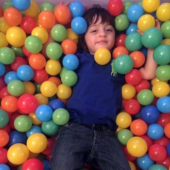 शाहरुख और उनके बेटों के नाम रहा करण जौहर का बर्थडे...