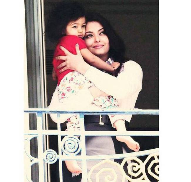 मिलिए बॉलीवुड की इन ग्लैमरस मॉम्स और उनके क्यूट किड्स से