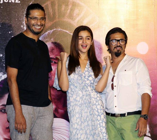 उड़ता पंजाब: हाथ में हॉकी लेकर इस अंदाज में किया 'इक कुड़ी' रिलीज