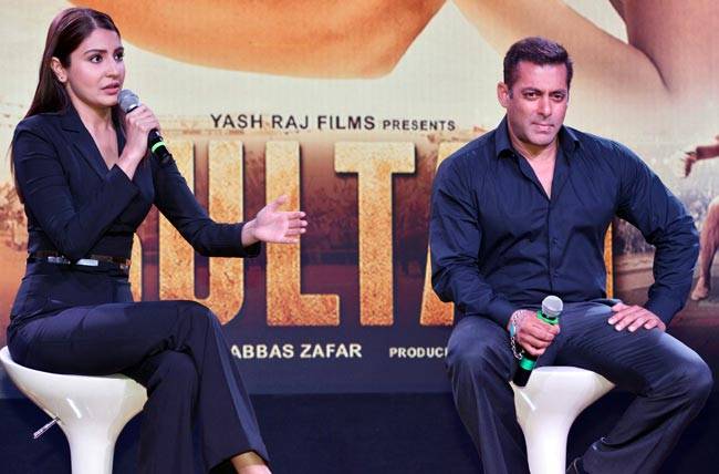 ट्रेलर लॉन्च पर सलमान और अनुष्का की पहलवानी