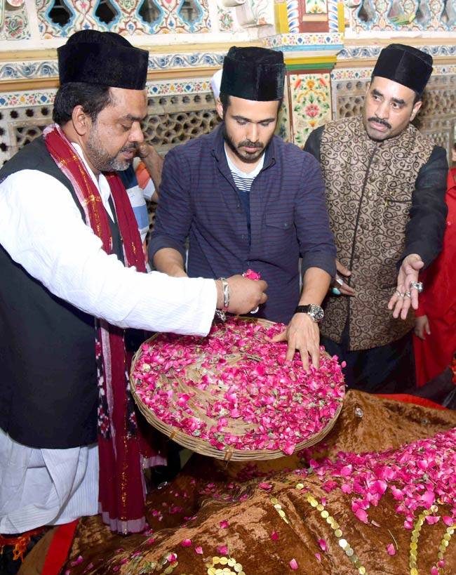 निजामुद्दीन औलिया के दर पर इमरान हाशमी और मोहम्मद अजहरुद्दीन