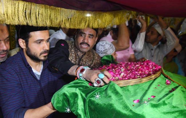 निजामुद्दीन औलिया के दर पर इमरान हाशमी और मोहम्मद अजहरुद्दीन