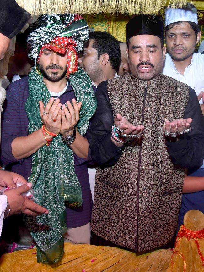 निजामुद्दीन औलिया के दर पर इमरान हाशमी और मोहम्मद अजहरुद्दीन