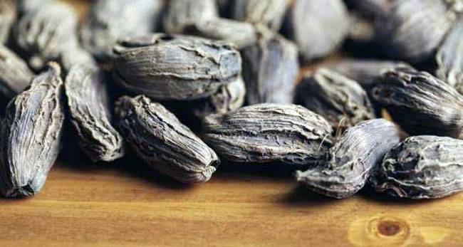 ये 5 फायदे जानकर रोज खाएंगे बड़ी इलायची