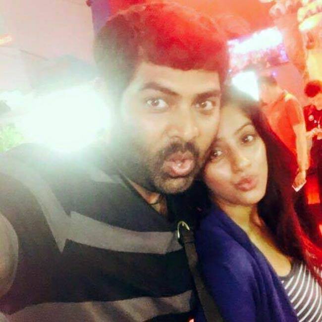 देखें पति के साथ एनि‍वर्सरी मना रही संध्या बींदणी की तस्वीरें