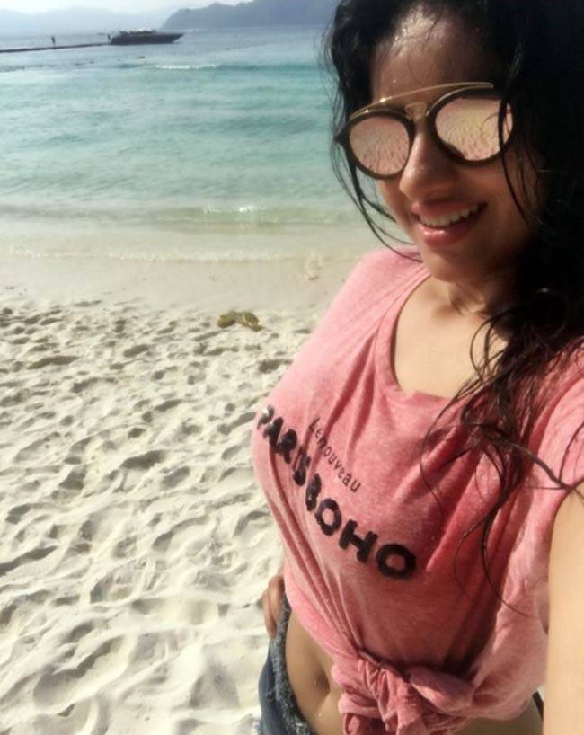 देखें पति के साथ एनि‍वर्सरी मना रही संध्या बींदणी की तस्वीरें