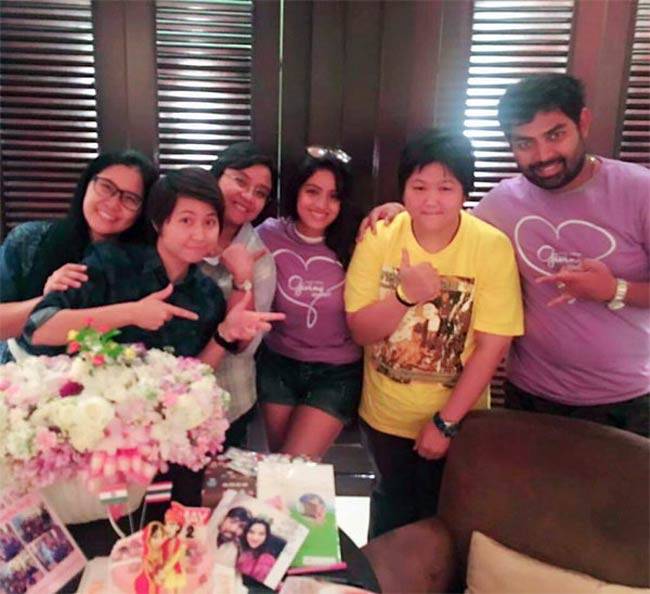 देखें पति के साथ एनि‍वर्सरी मना रही संध्या बींदणी की तस्वीरें