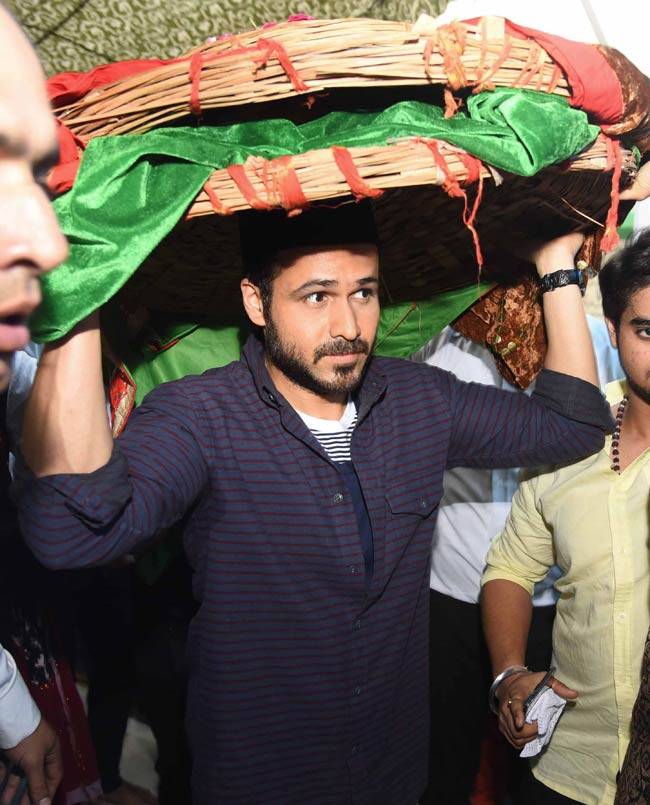 निजामुद्दीन औलिया के दर पर इमरान हाशमी और मोहम्मद अजहरुद्दीन