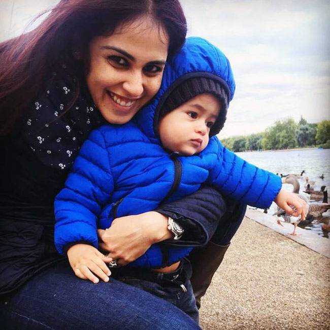 मिलिए बॉलीवुड की इन ग्लैमरस मॉम्स और उनके क्यूट किड्स से