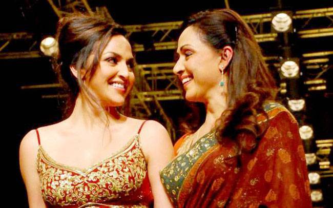 बॉलीवुड की ये Super Moms हैं अपनी बेटियों से ज्यादा ग्लैमरस