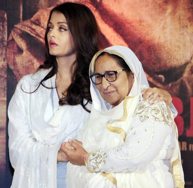 जब सरबजीत की बहन से मिलकर भावुक हो गईं ऐश्वर्या