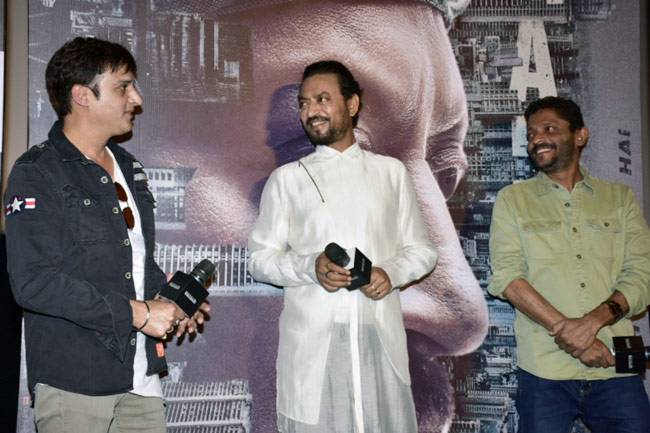 इरफान ने बेटे के साथ दिखाया 'मदारी' का ट्रेलर