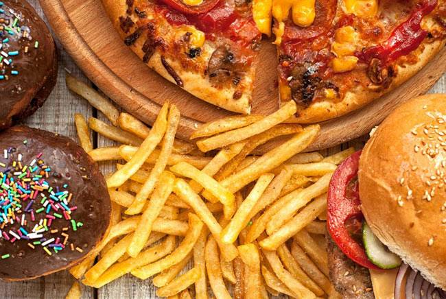 सोने से पहले भूलकर भी न खाएं ये चीजें