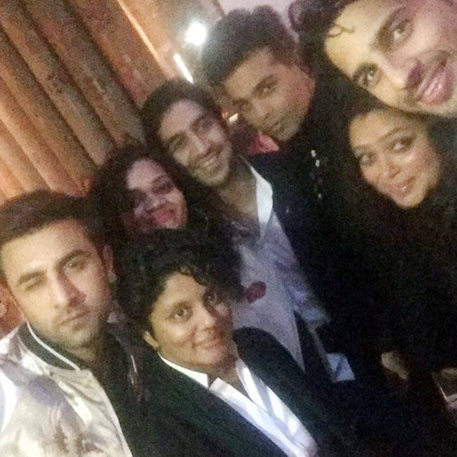 शाहरुख और उनके बेटों के नाम रहा करण जौहर का बर्थडे...