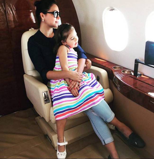 मिलिए बॉलीवुड की इन ग्लैमरस मॉम्स और उनके क्यूट किड्स से