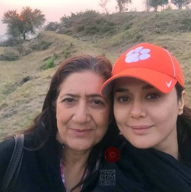 बॉलीवुड सितारों ने इस अंदाज में मां को किया 'मदर्स डे' विश