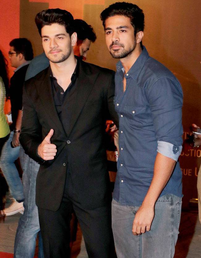 'सरबजीत' के प्रीमि‍यर पर ऐश्वर्या के साथ दिखा पूरा बच्चन खानदान