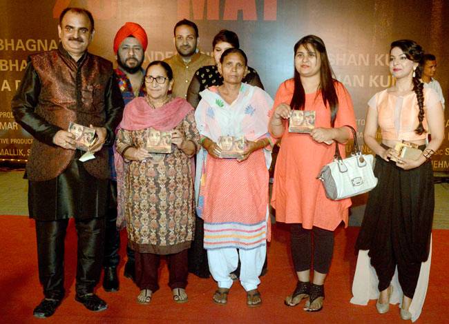 'सरबजीत' के प्रीमि‍यर पर ऐश्वर्या के साथ दिखा पूरा बच्चन खानदान