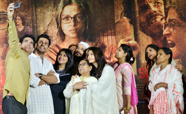 जब सरबजीत की बहन से मिलकर भावुक हो गईं ऐश्वर्या