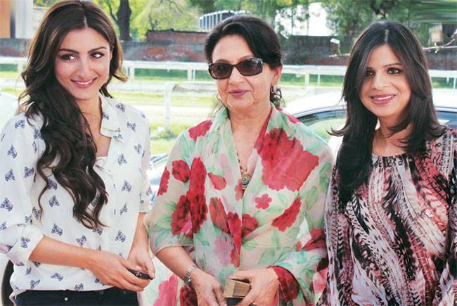 बॉलीवुड की ये Super Moms हैं अपनी बेटियों से ज्यादा ग्लैमरस