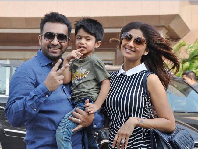 मिलिए बॉलीवुड की इन ग्लैमरस मॉम्स और उनके क्यूट किड्स से